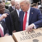 Donald Trump a distribué des pizzas et des hamburgers à Washington, mais n'a pas participé à une patrouille. KEYSTONE/AP/Jacquelyn Martin